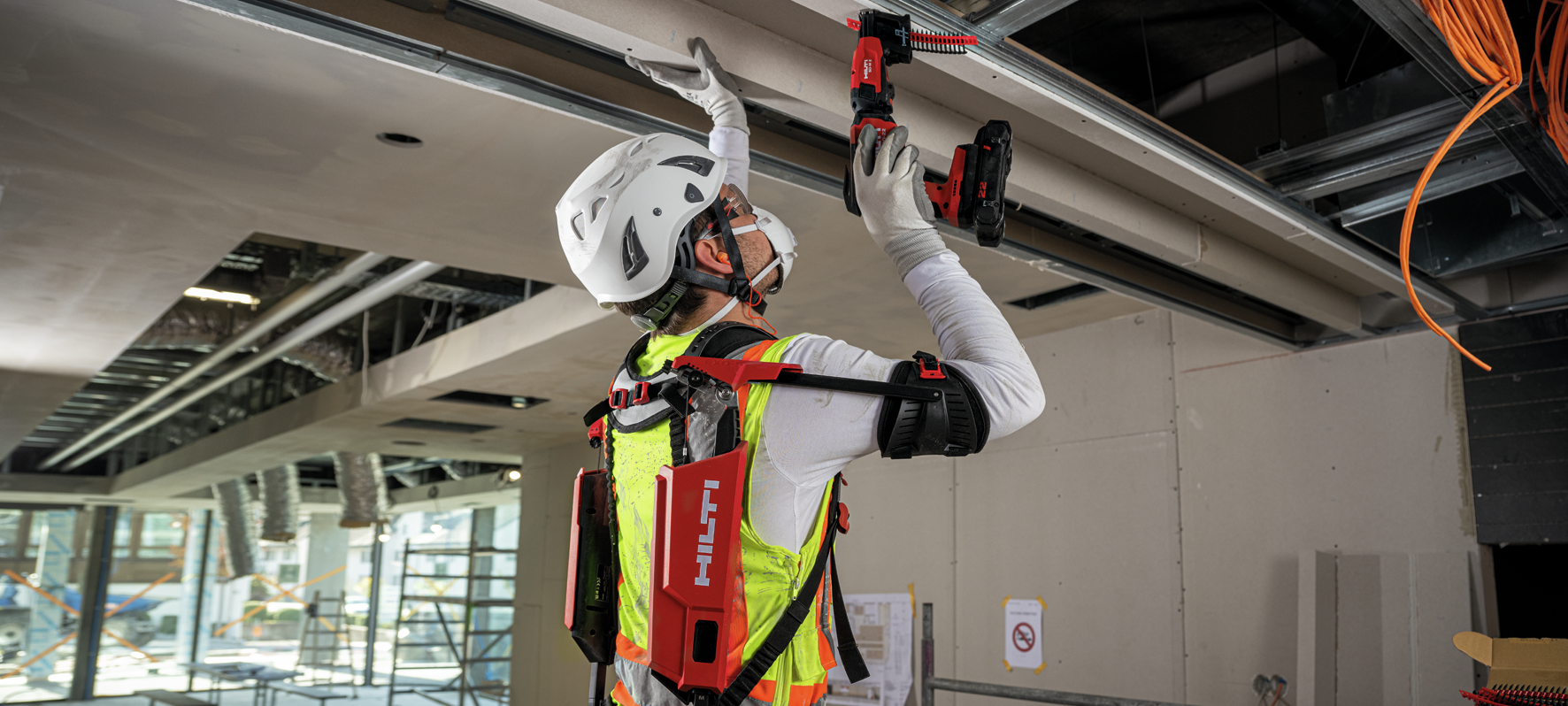Arbeiten über Kopf abgehängte Decke mit Hilti EXO-01 Schulter-Exoskelett und Set SD-M 2 + S-DS01B 3,5x25 + 3,5x35