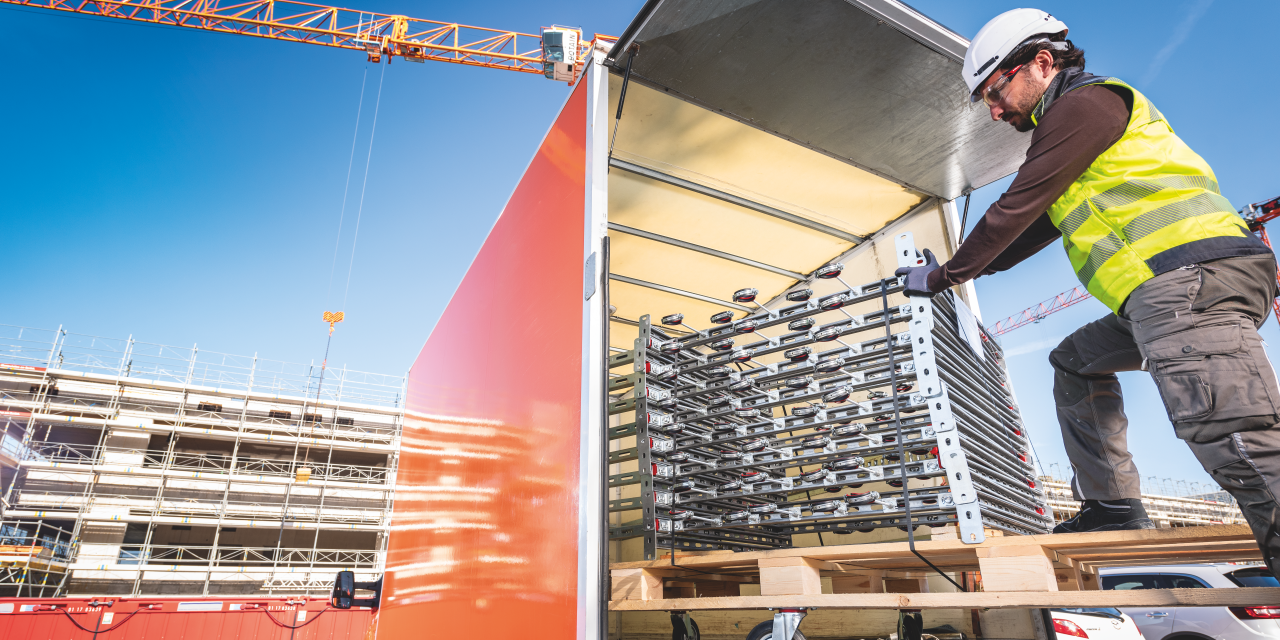 Arbeiter installiert Gebäudetechnik