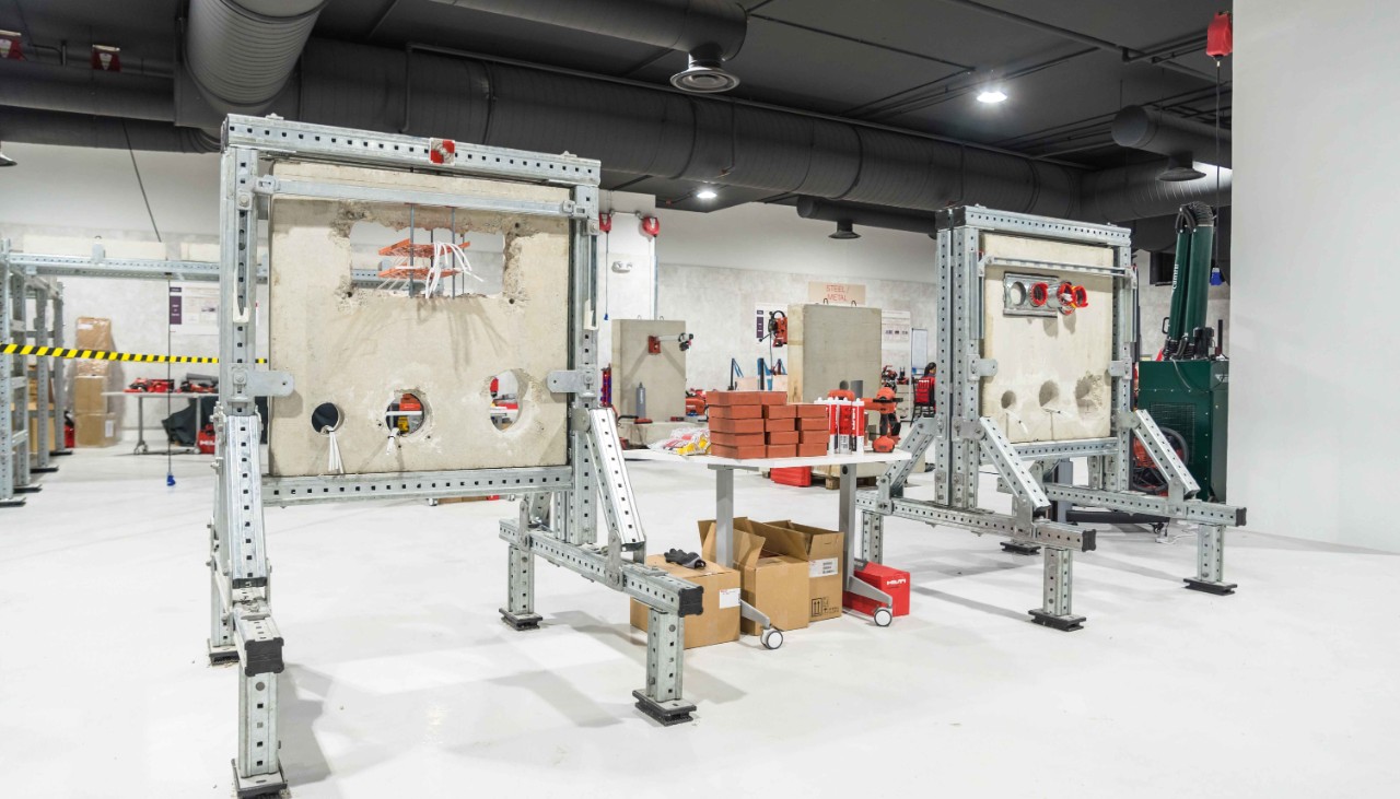 Bild mit Ständen zur Demonstration der Brandschutztechnologien von Hilti