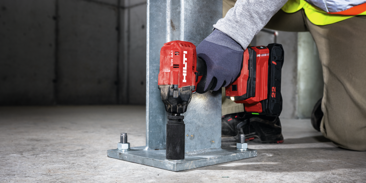 Ein Arbeiter arbeitet mit Hilti SIW 4AT-22 auf einer Baustelle