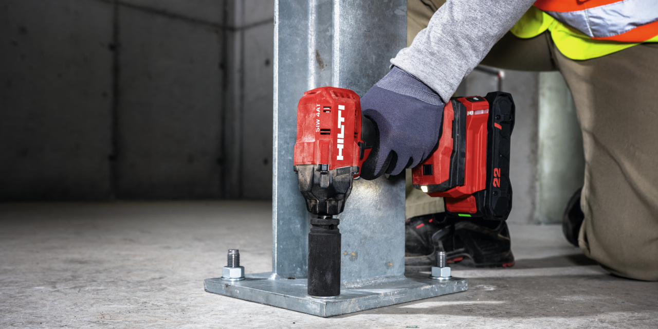 Ein Arbeiter arbeitet mit Hilti SIW 4AT-22 auf einer Baustelle