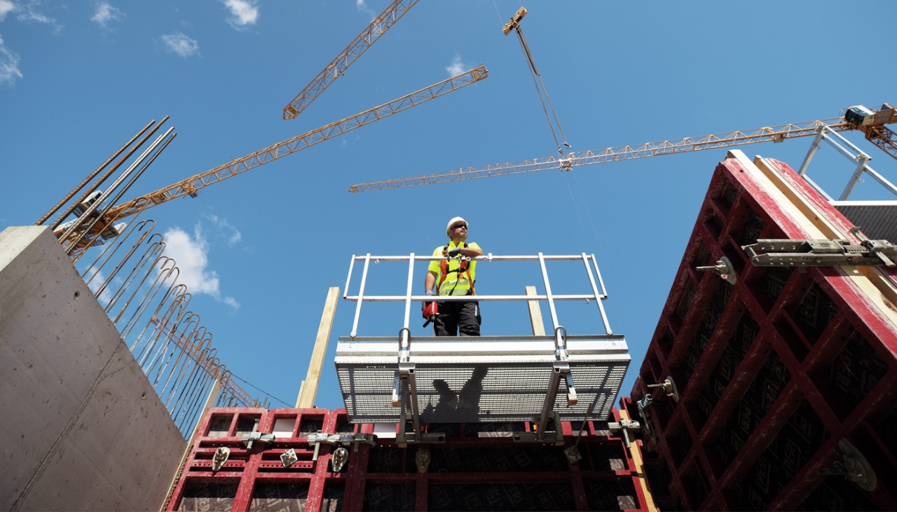 Arbeiter auf einem Gerüst auf der Baustelle