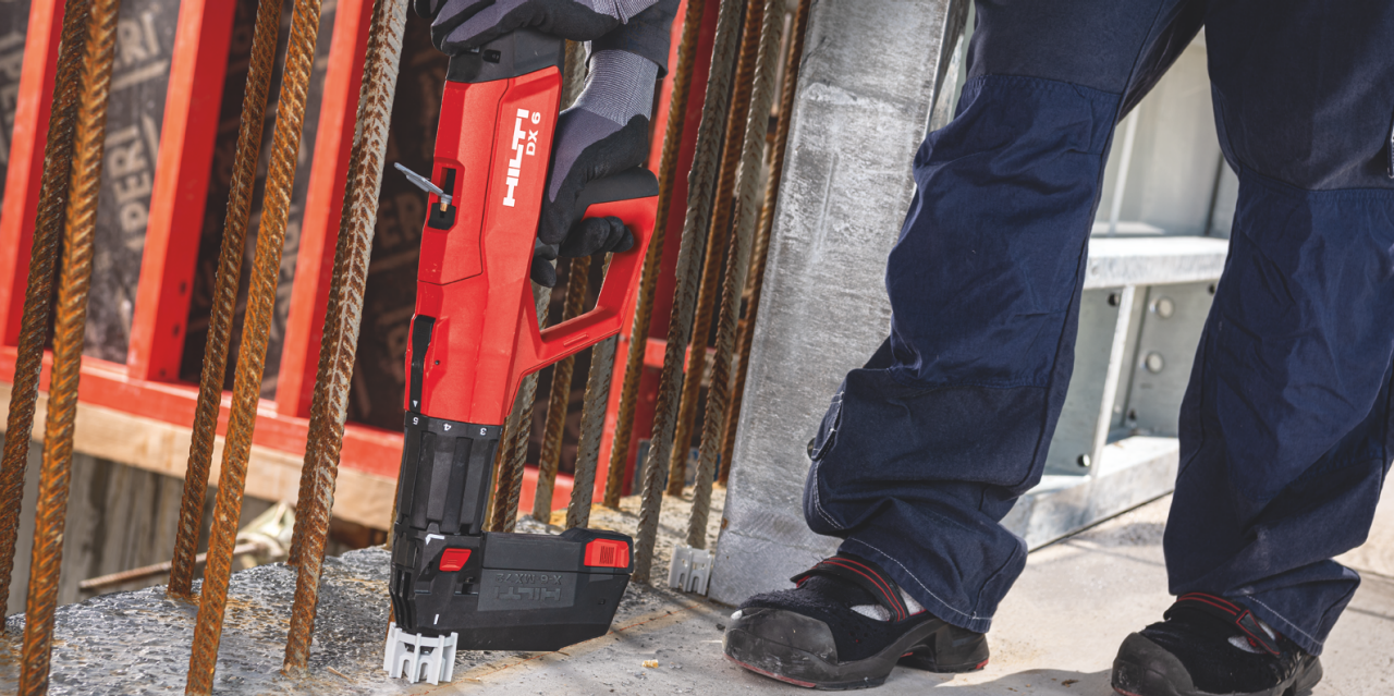 Aufbauen von Schalungen mit Hilti Bolzensetzgerät DX 6