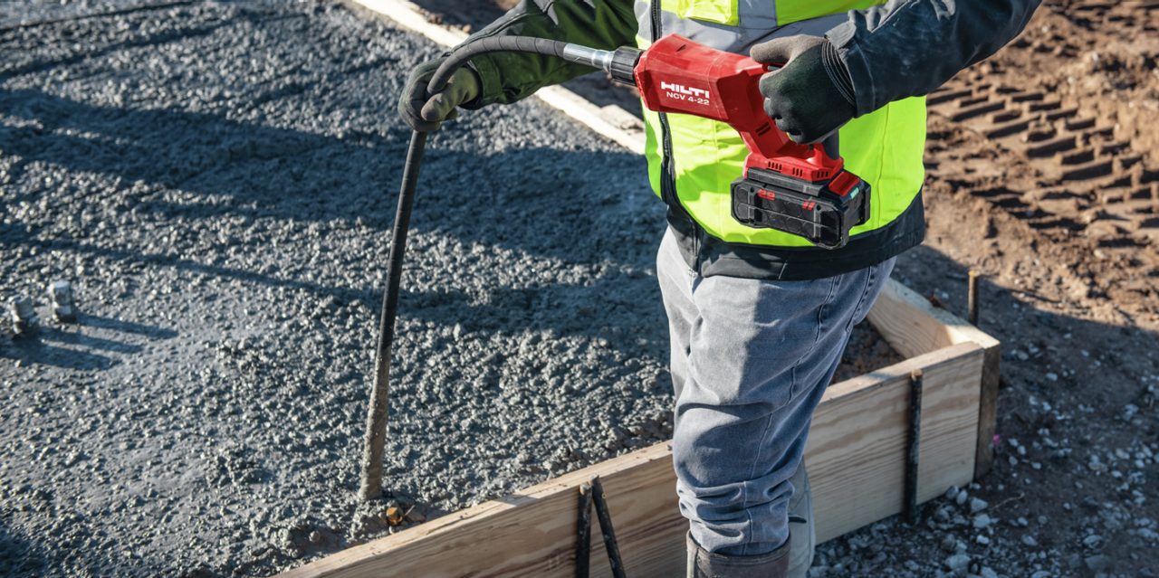 Anwendungsbild des Akku-Betonverdichters NCV 4-22 in Beton mit Akku B22 110