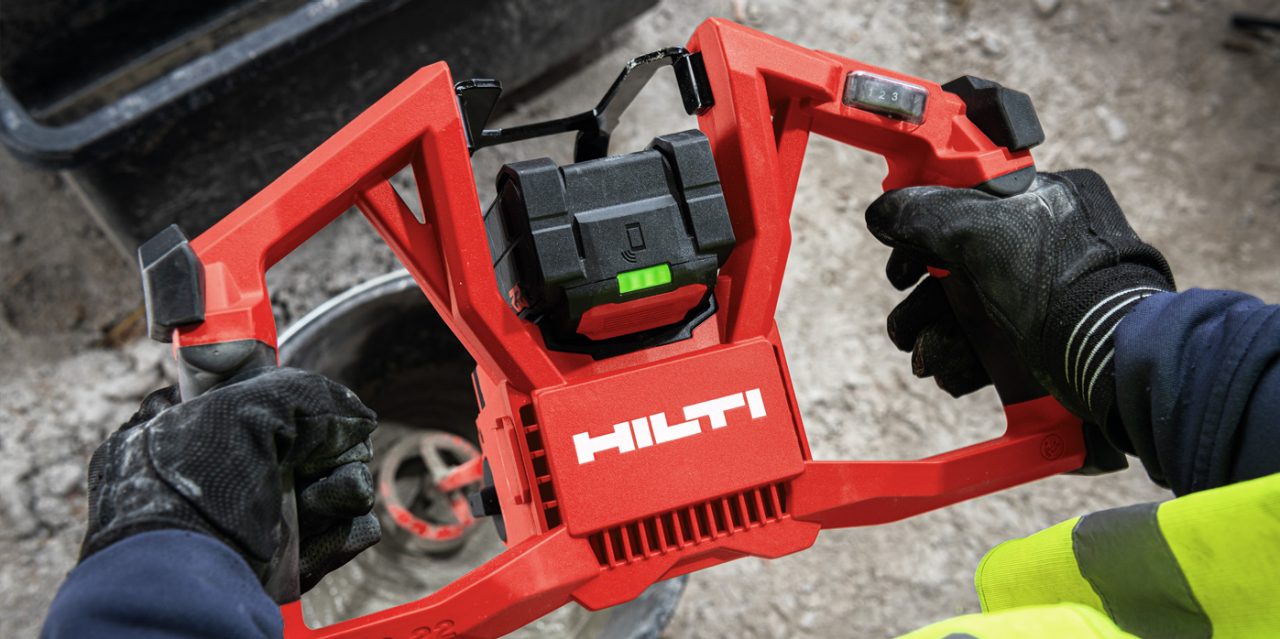 Draufsicht auf den NMX 6-22 zum Mischen von Beton, Mörtel oder Zement in einem Eimer