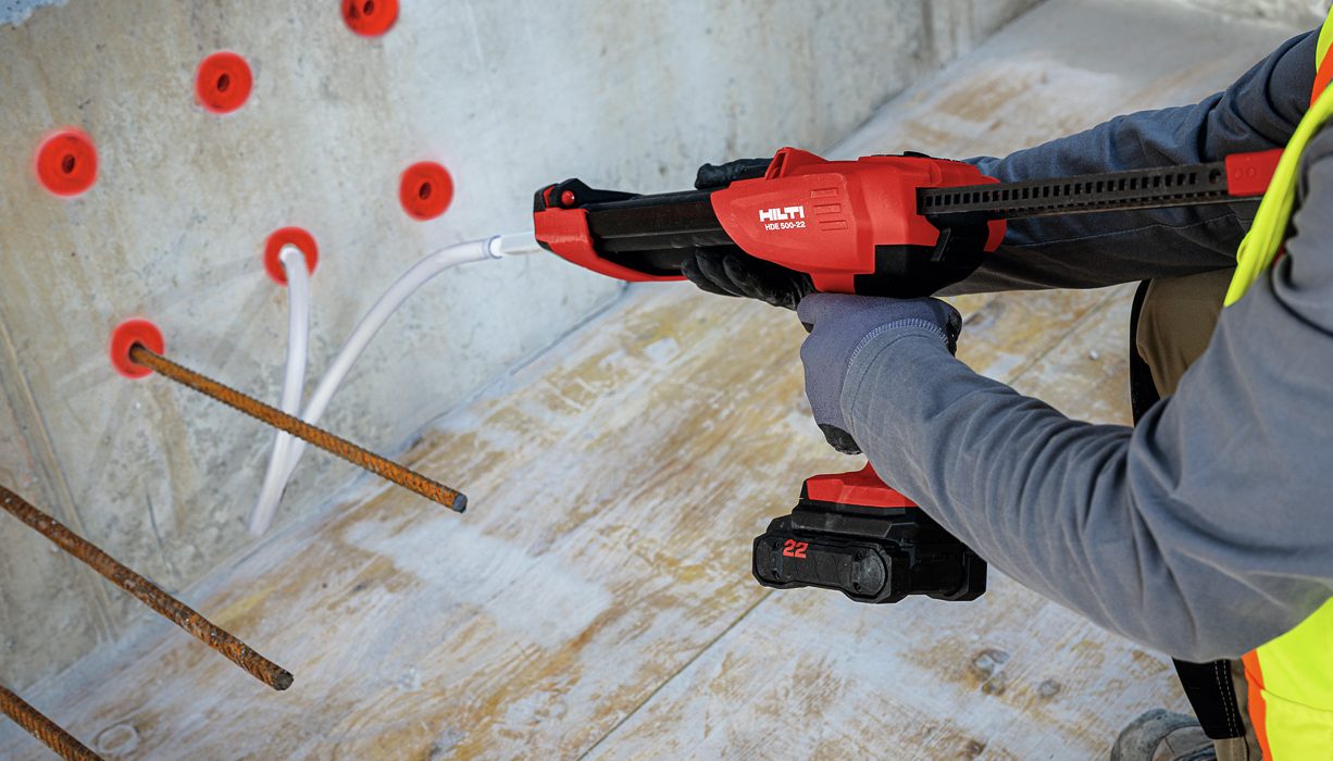 Akku-Auspressgerät HDE 500-22 beim Verfüllen des Injektionsmörtels HIT-FP 700 R