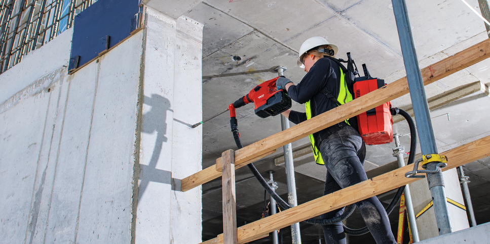Bohrlocherstellung mit Hohlbohrer TE-CD und Bohrlochreinigung mit Akku-Bausauger