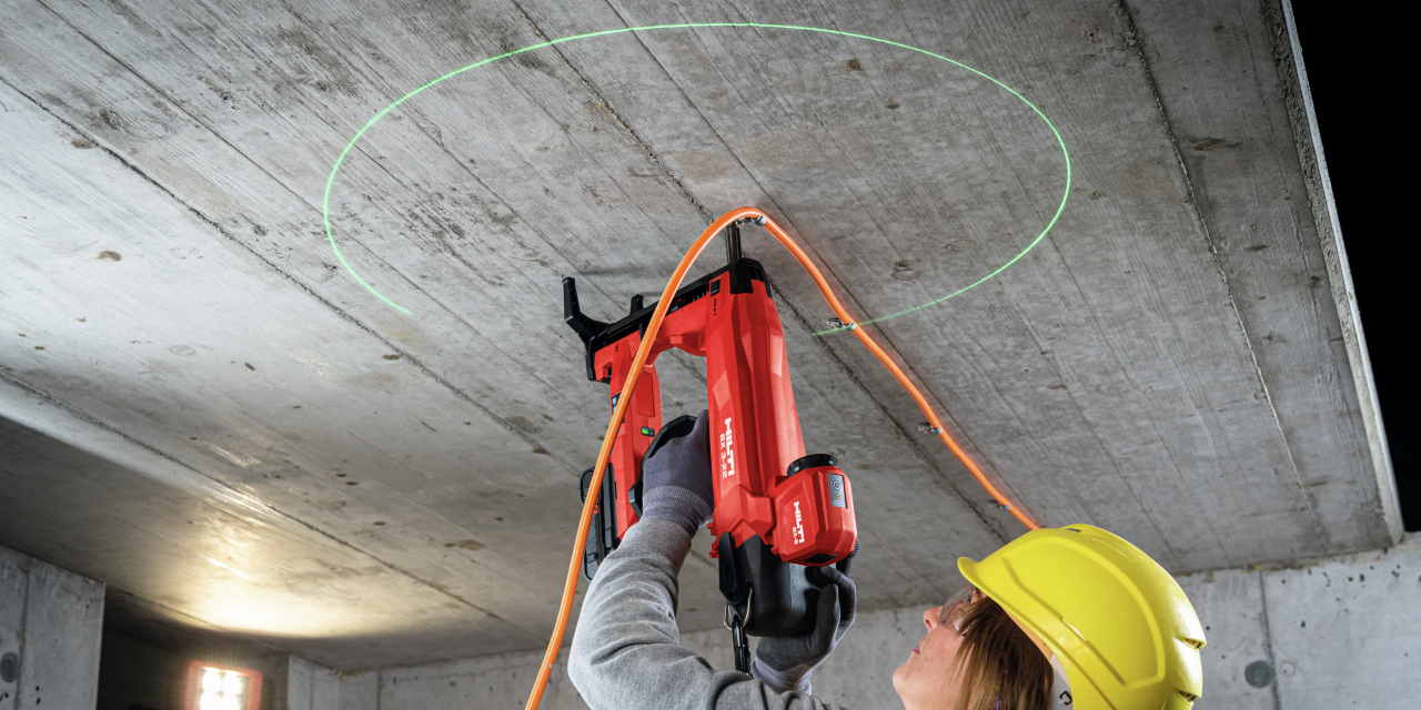 Arbeiter arbeitet mit Hilti Akku-Befestigungsgerät BX 3-L A22