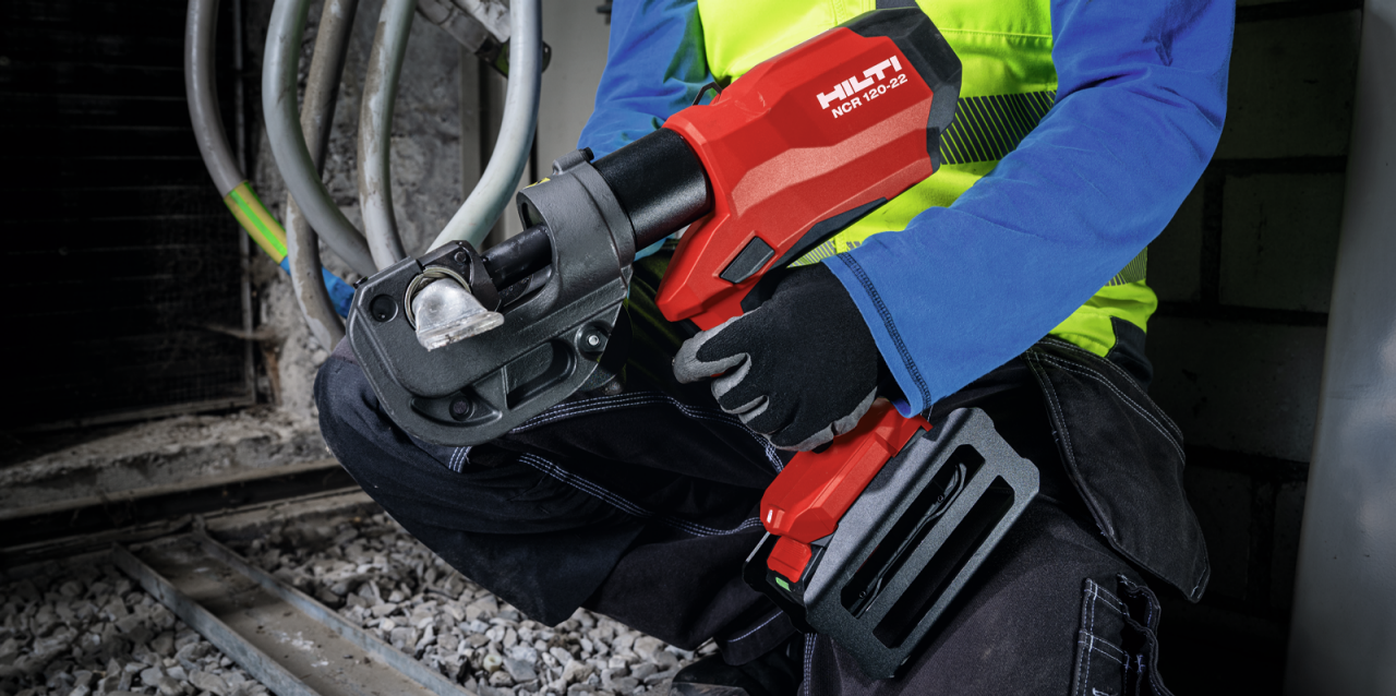 Arbeiter arbeitet mit Hilti Akku-Kabelpresse NCR 120-22