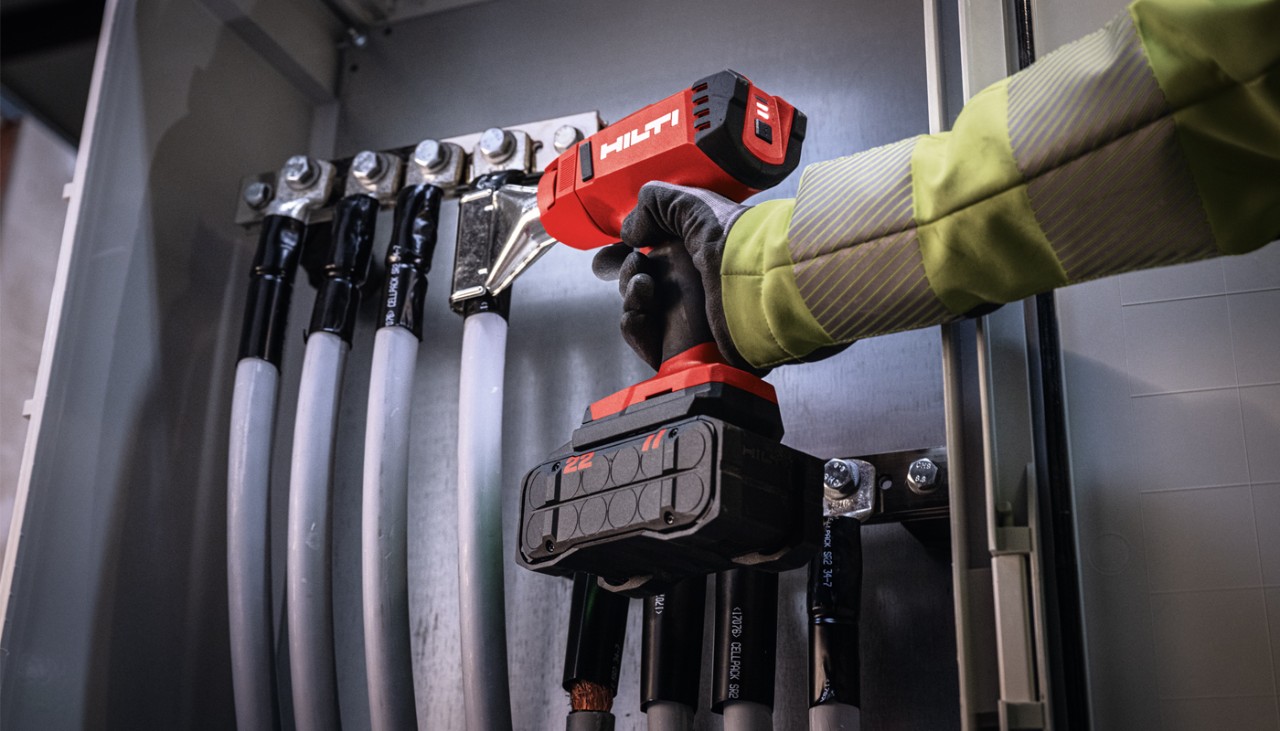 Schlauchschrumpfen von Elektrokabeln mit Akku-Heißluftpistole NHG 6-22