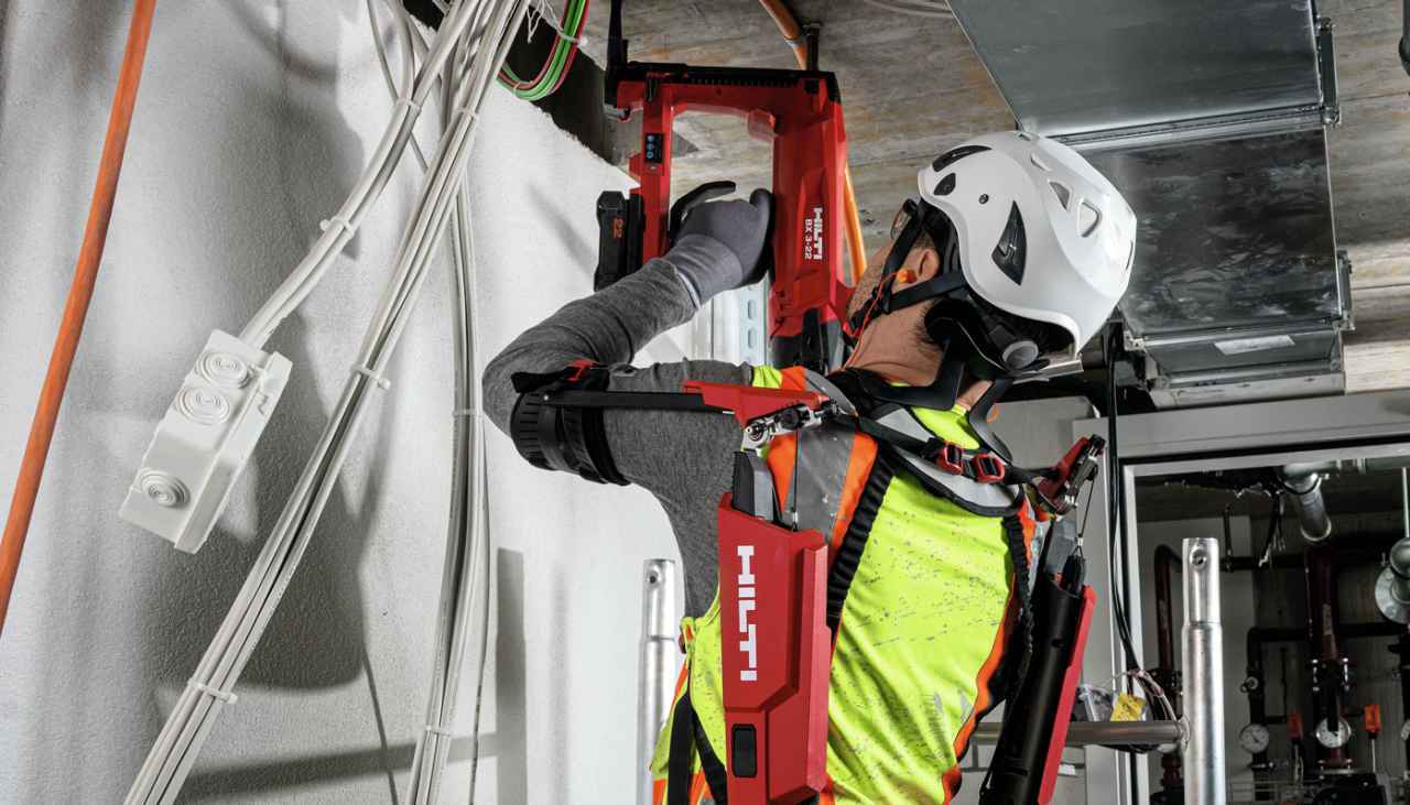 Reduzieren der Belastung bei Überkopfarbeiten mit dem Hilti Exoskelett, Hilti BX 3-22 Akku-Setzgerät