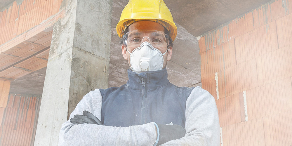 Person mit Staubmaske