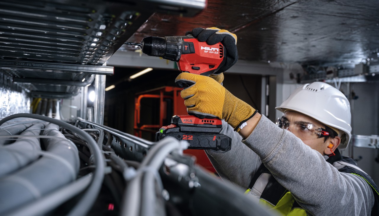 Eine Person nutzt den Hilti Nuron SF 4-22 zum Bohren