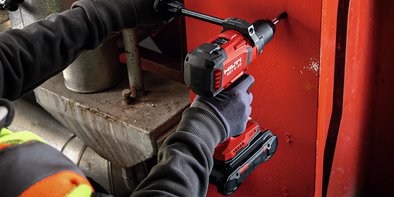 Arbeiter arbeitet mit Hilti SBT 6-22 Akku-Bohrschrauber