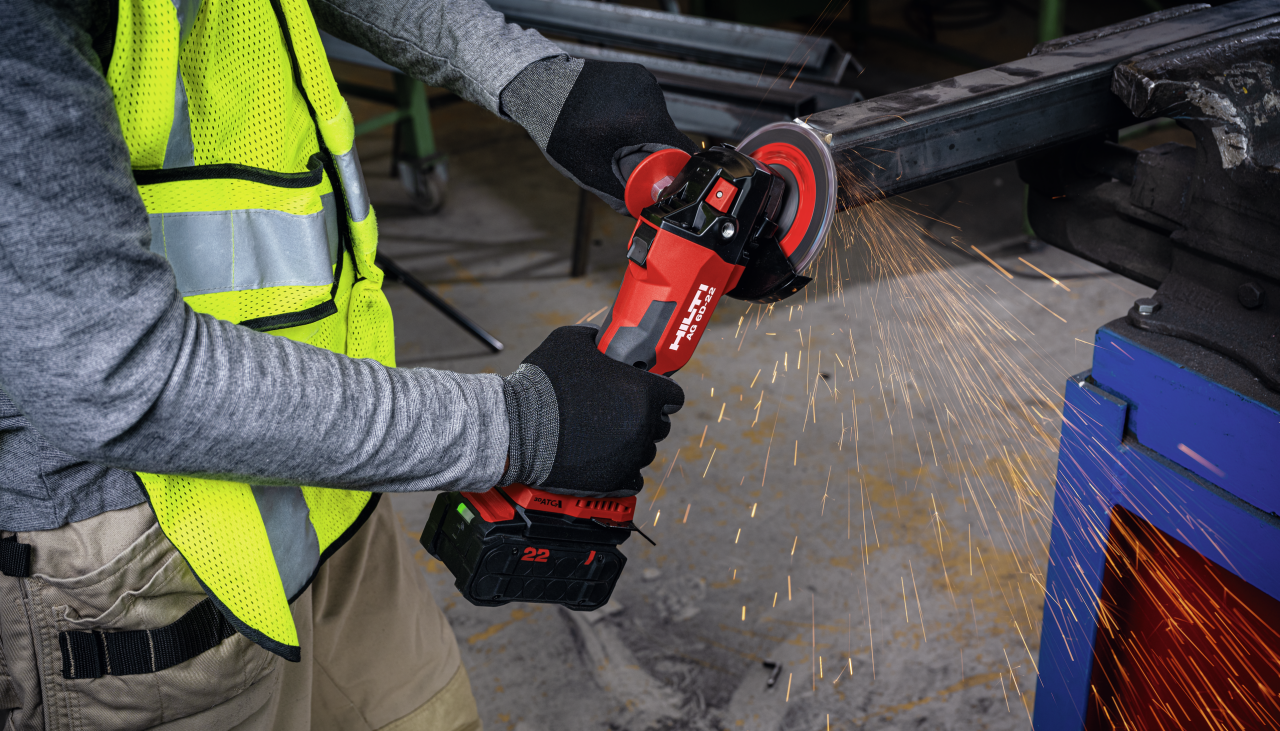 Trennen und Grobschleifen von Metall mit Hilti Nuron Akku-Winkelschleifer AG 6D-22