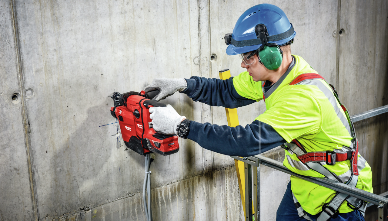 Hammerbohren und Schrauben mit Hilti Akku-Bohrhammer TE 6-A22 und Staubabsaugung TE DRS-6-A