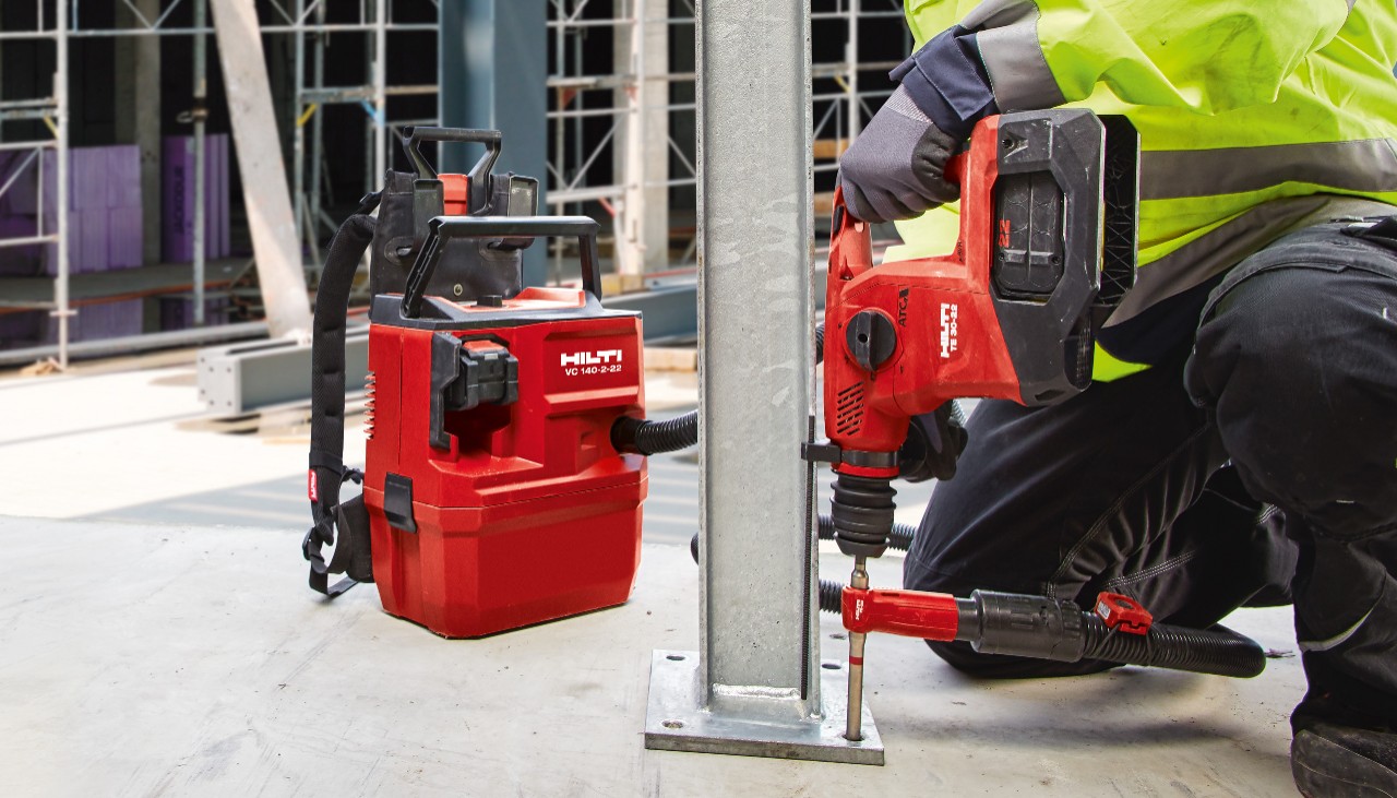 Akku-Kombihammer TE 30-22 beim Befestigen eines Stahlträgers in einer Industriehalle