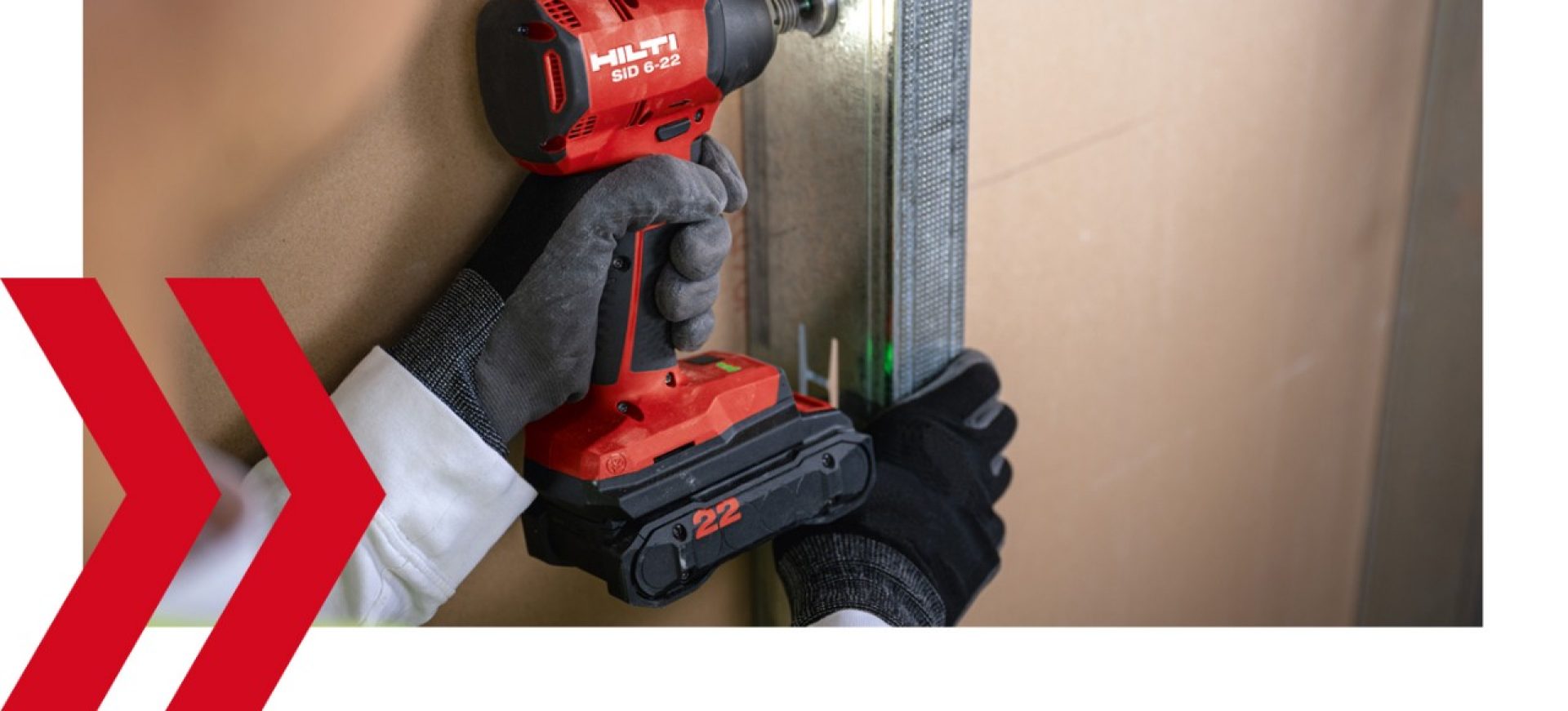 Akku-Schrauber SID 6-22 beim Anschrauben einer Trockenbauschiene