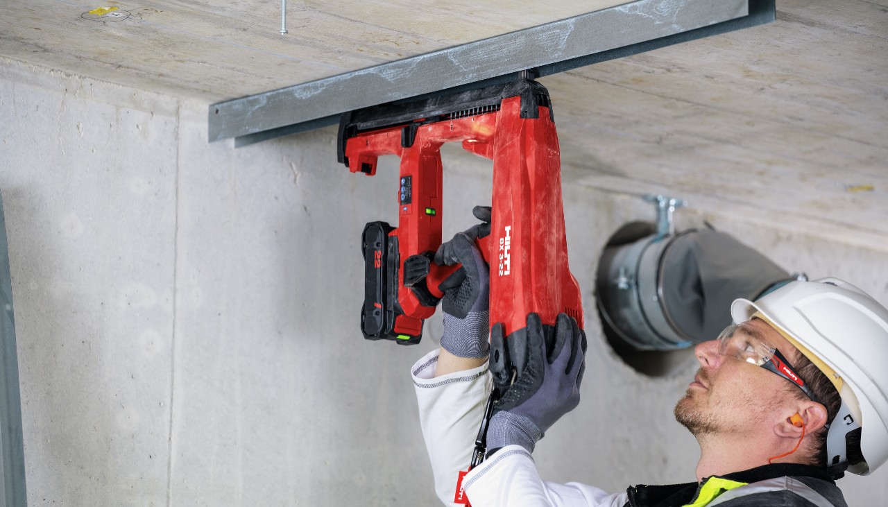 Eine Trockenbauschiene wird mit dem Hilti Nuron BX 3 an der Decke befestigt