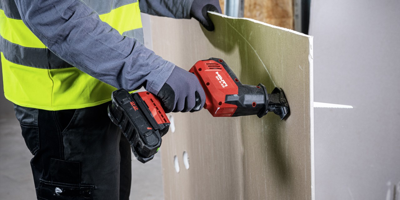 Löcher sägen mit der Akku-Säbelsäge SR 4-22