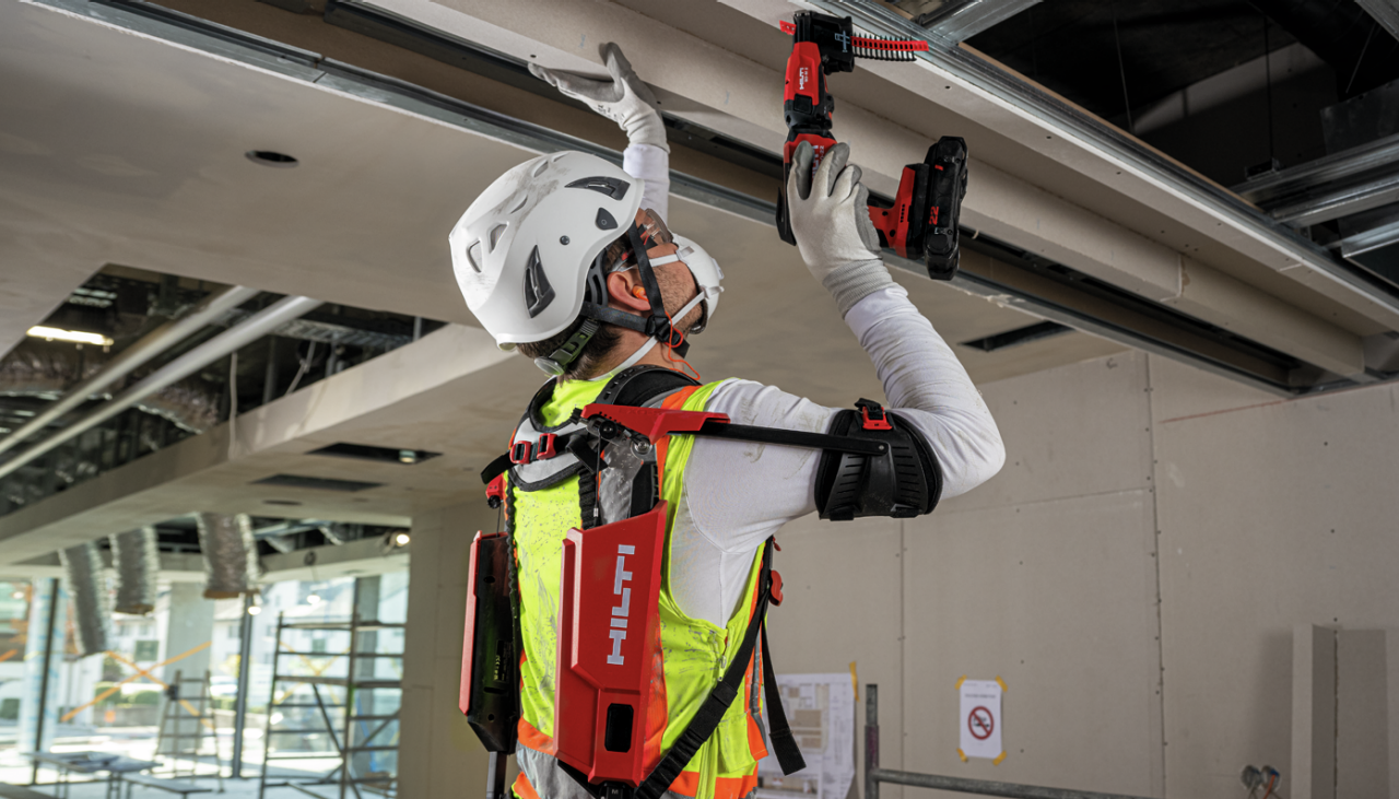 Arbeiten über Kopf abgehängte Decke mit Hilti EXO-01 Schulter-Exoskelett und Set SD-M 2 + S-DS01B 3,5x25 + 3,5x35