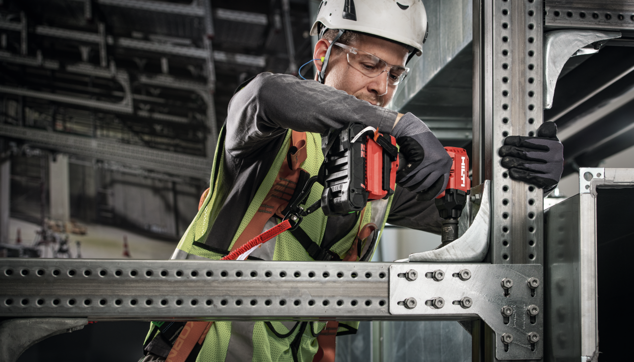 Schienensystem mit AT-Modul installieren