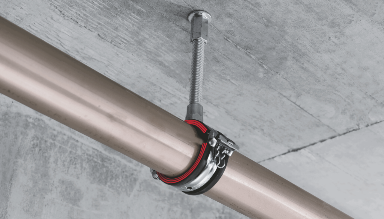 Rohr an Betondecke befestigt