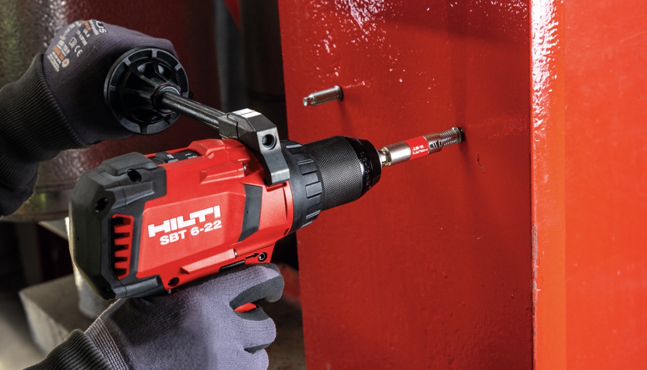 Akku-Bohrschrauber SBT 6-22 verschraubt am Stahlträger
