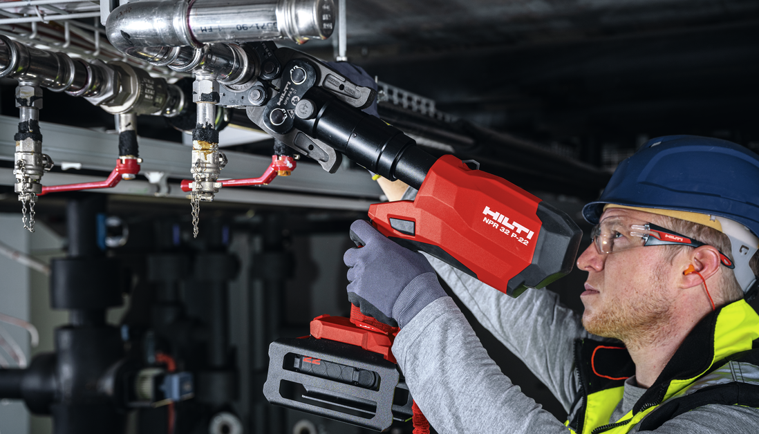 Akku-Rohrpresse NPR 32 P-22 beim Verpressen von Metallrohren