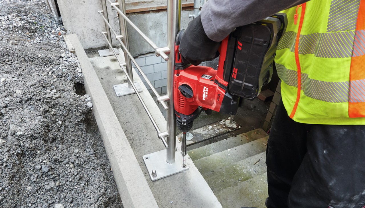 Geländer auf Beton befestigen mit Hilti Nuron Akku-Bohrhammer TE 6-22