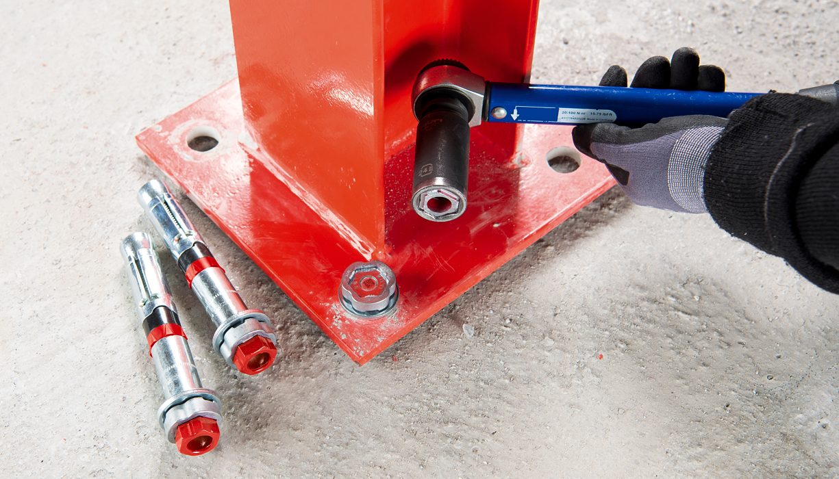 Schwerlastbefestigung an Decke mit Hilti Schwerlastdübel / Schwerlastanker HSL 4-B und Drehmoment Werkzeug