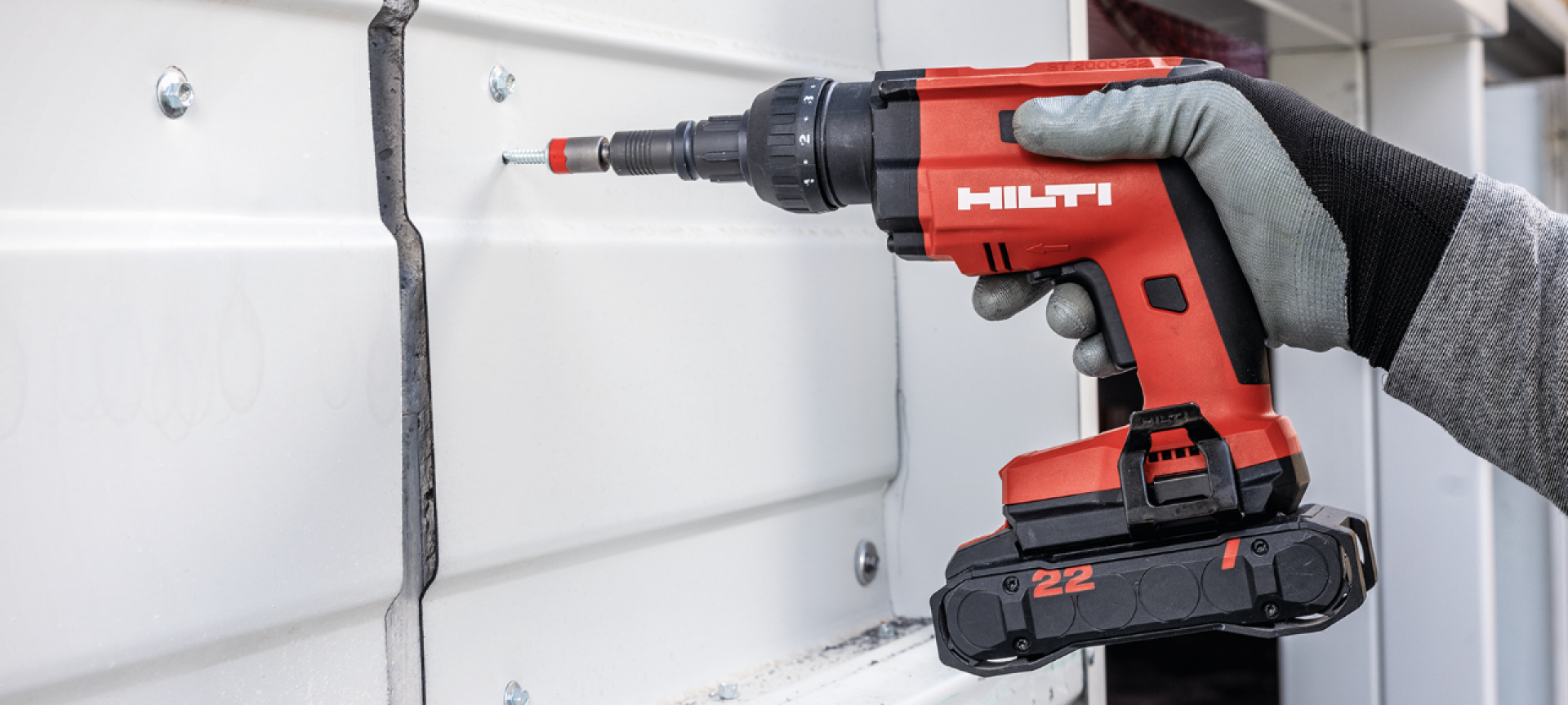 Verschraubung am Trapezblech mit Hilti Nuron ST 2000-22 Akku-Metallschraubendreher