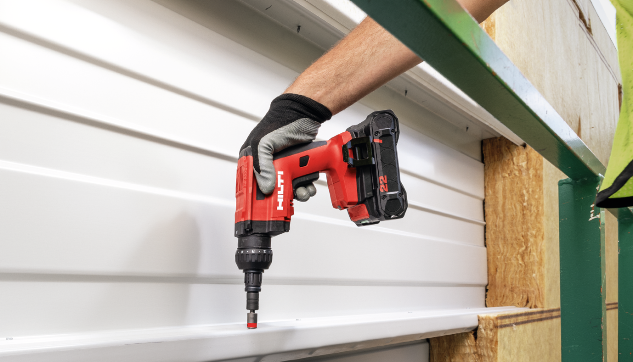 Befestigung von Dach- und Wandverkleidung mit Hilti ST 2000-22 Akku-Metallschraubendreher