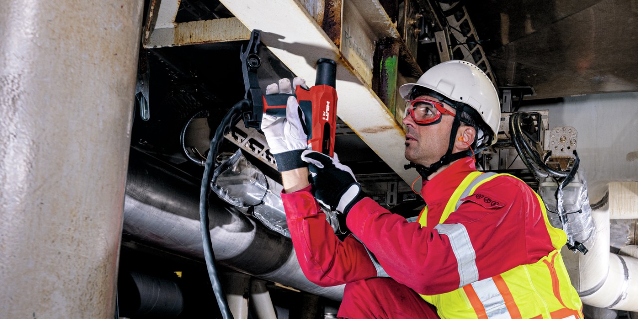Montage von F-BT-Befestigungselementen auf Stahl mit dem kabellosen Bolzenschweißgerät