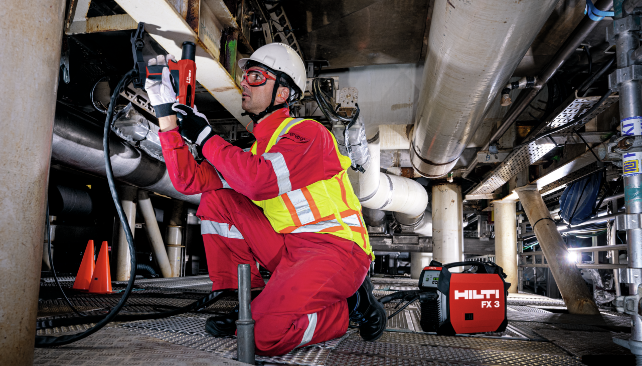 Montage von F-BT-Befestigungselementen auf Stahl mit dem kabellosen Bolzenschweißgerät