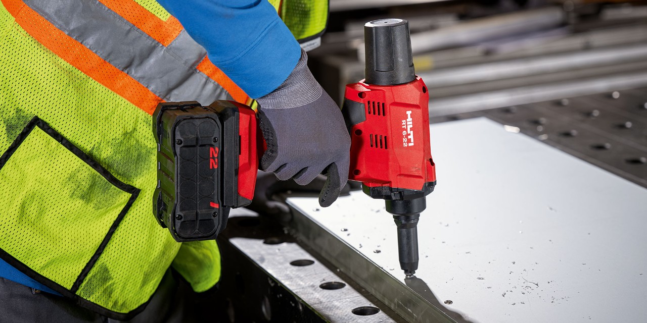 Montage von Paneelen mit Akku-Blindnietgerät RT 6-A22
