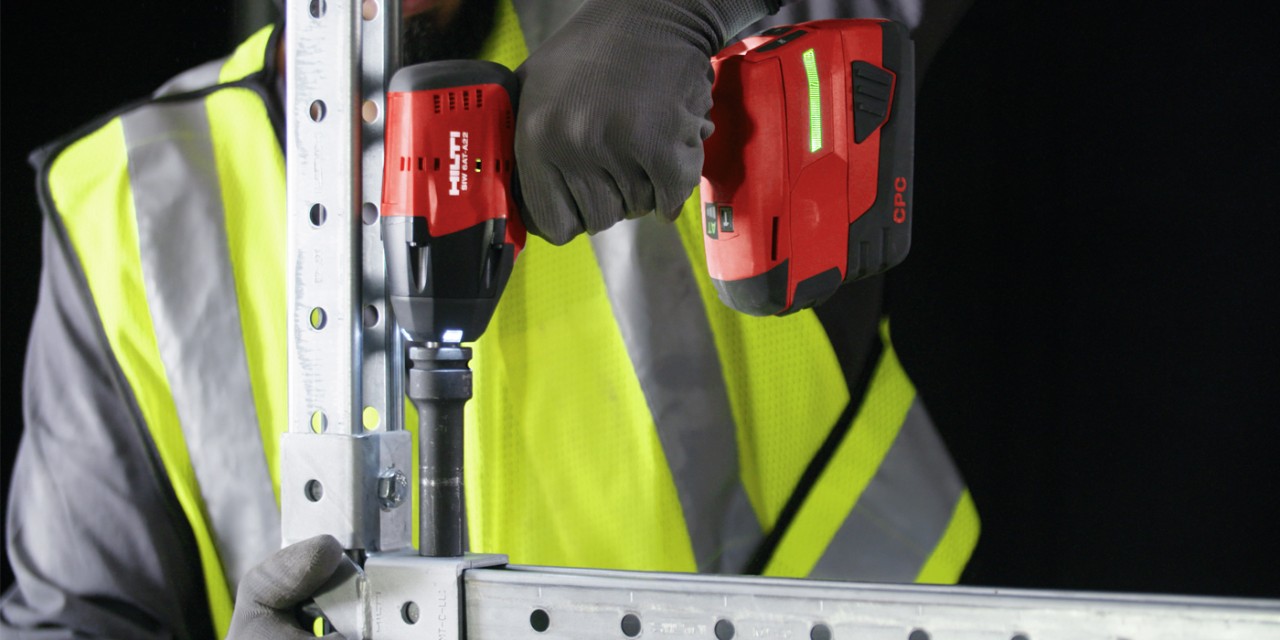 Akku-Schlagschrauber SIW 6AT-A22 beim Verschrauben einer MT Schiene