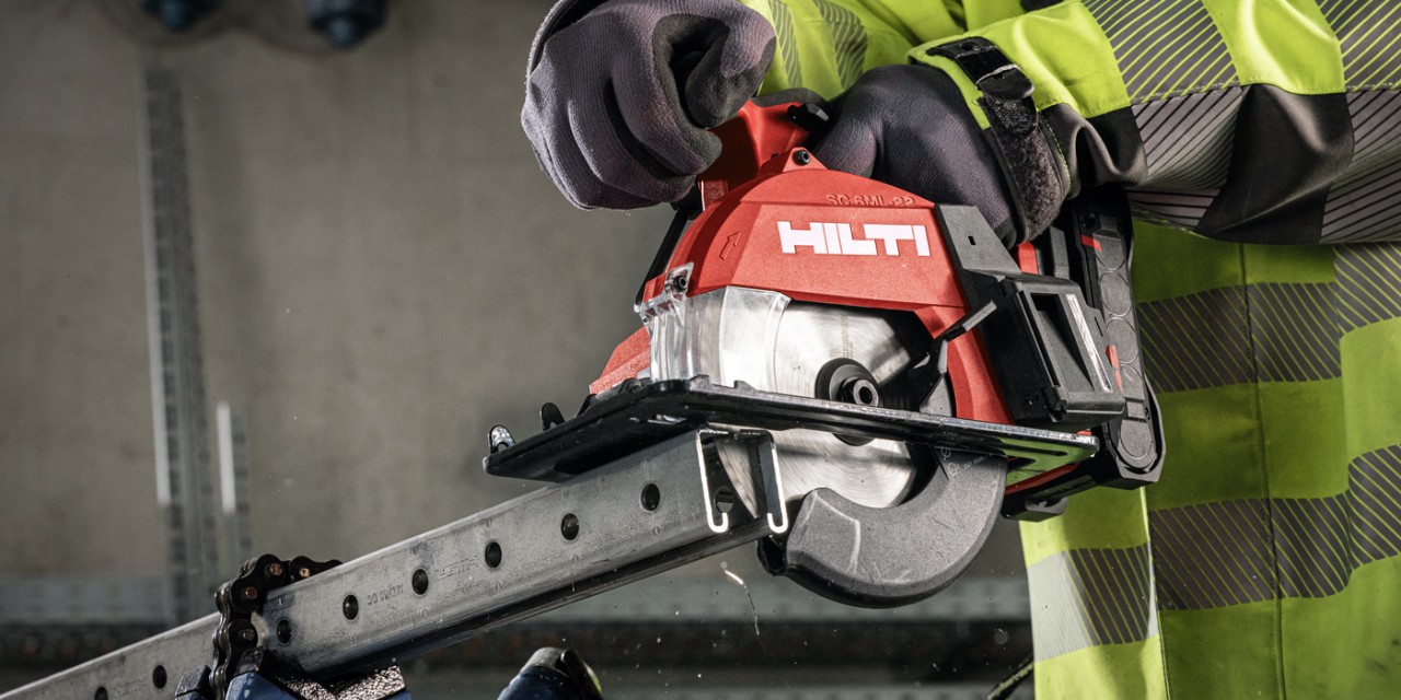 Akku-Handkreissäge SC 6ML-22 schneidet eine Schiene