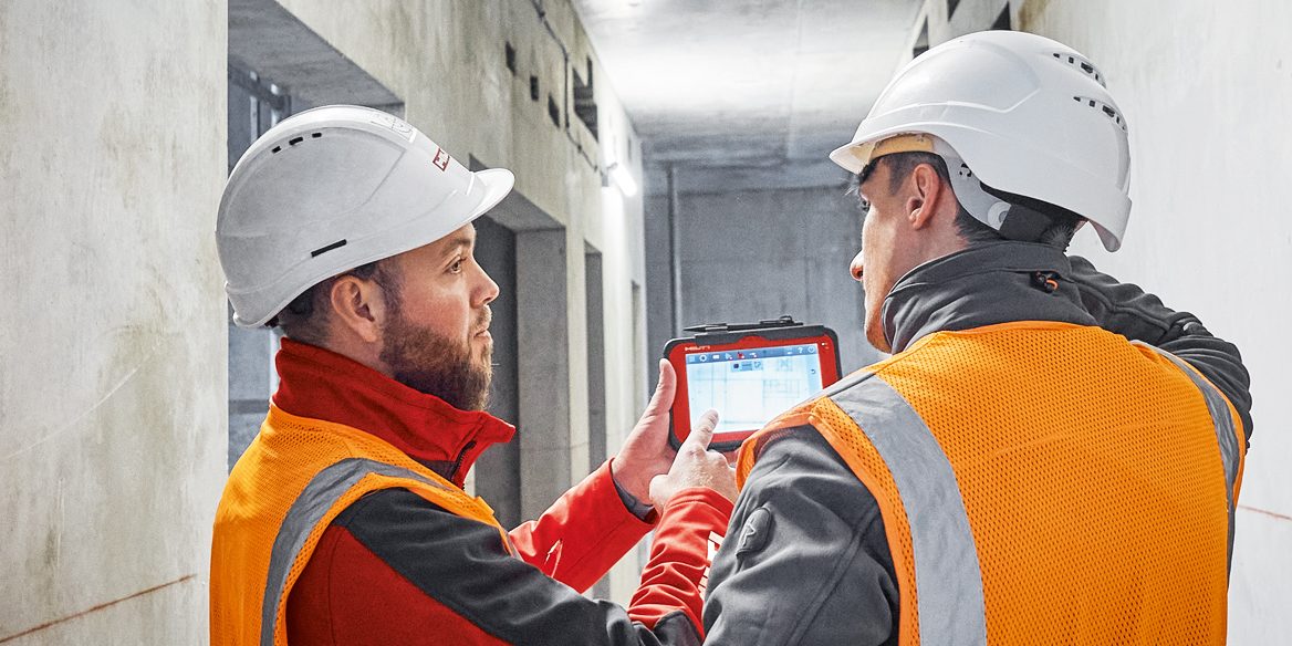 Zwei Bauarbeiter unterhalten sich