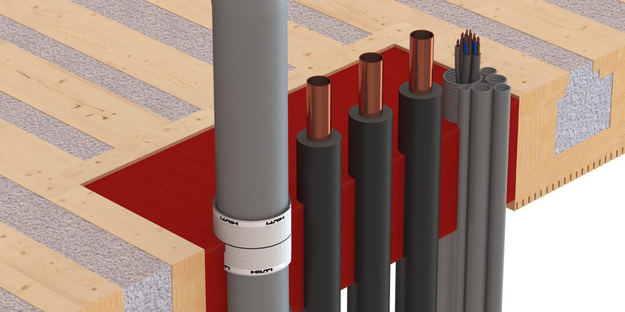 Rohre und Kabel führen durch eine Holzwand