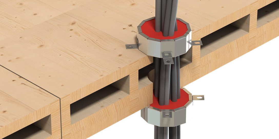 Gebündelte Kabel, die durch eine Holzwand verlaufen