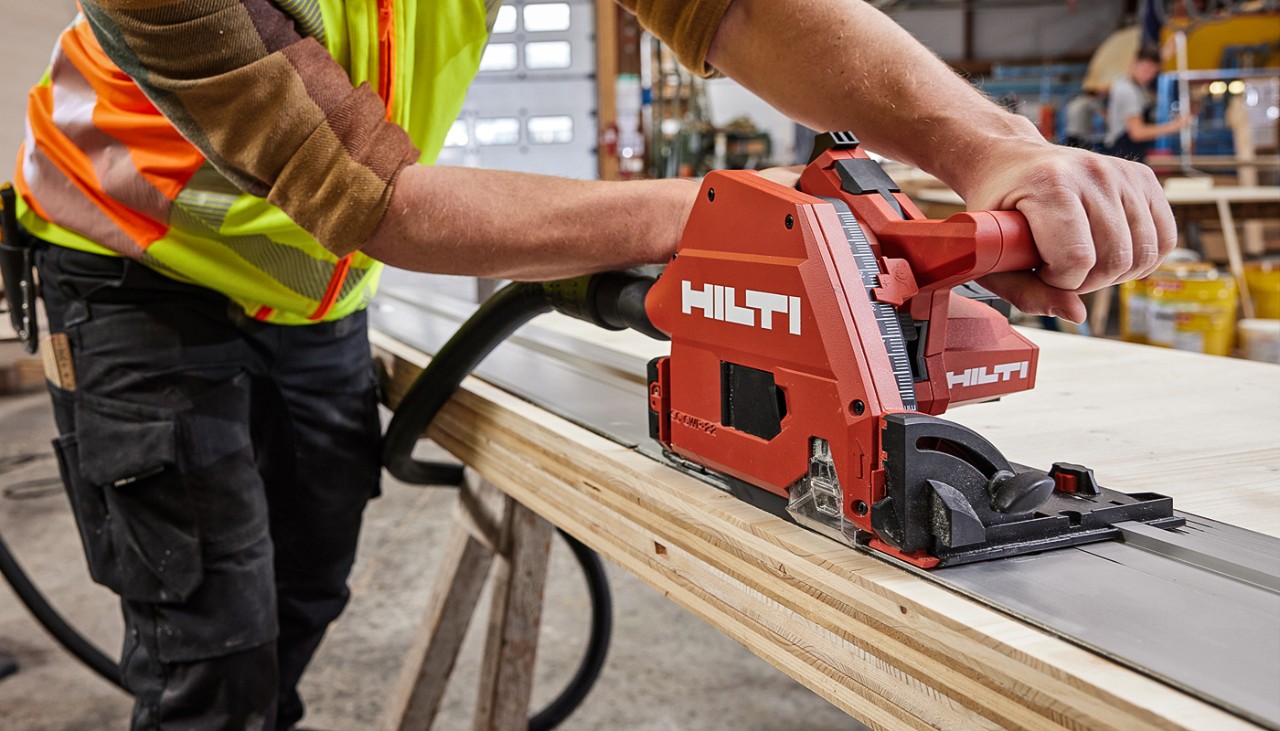 Anwendungsbild der Akku-Tauchsäge SC 6WP-22 und Akku-Staubsauger VC 4X-22