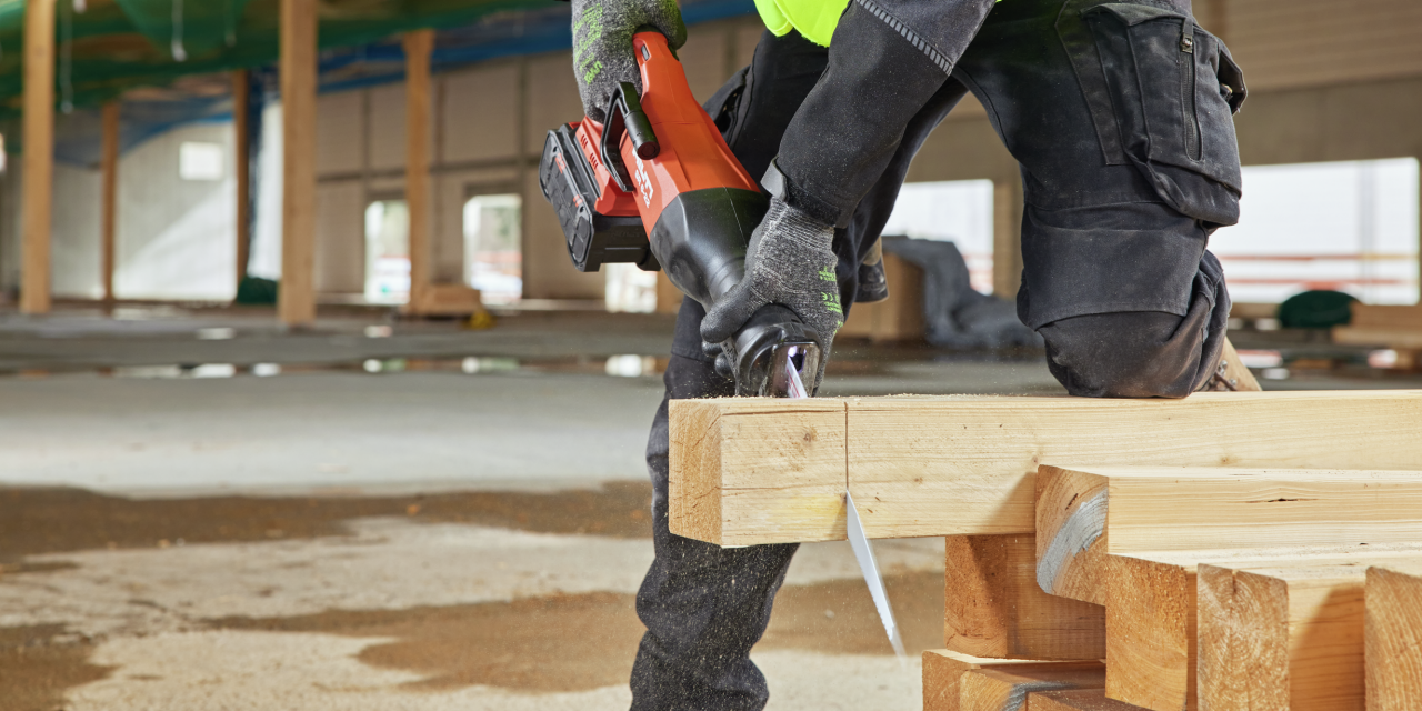 Arbeiter mit Hilti Akku-Säbelsäge SR 6-22 beim Sägen eines Holzbalkens