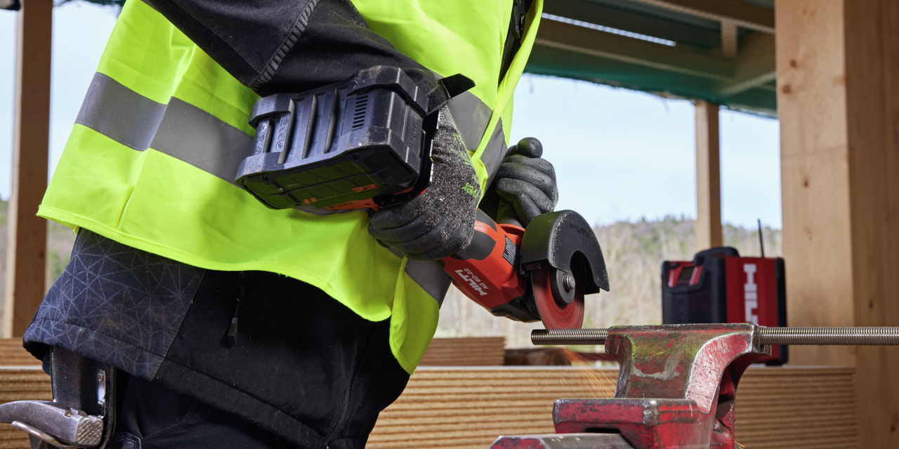 Anwendungsbild des Akku-Winkelschleifers AG 6D-22