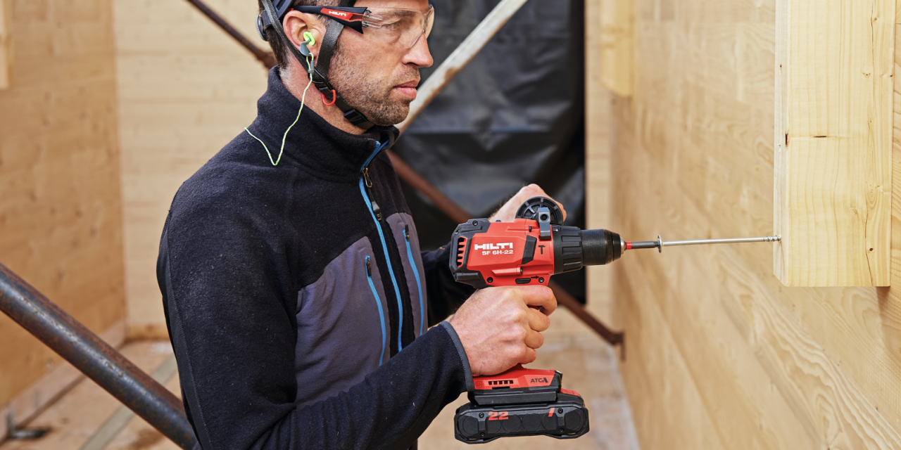 Arbeiter mit Hilti Akku-Bohrschrauber beim Verschrauben