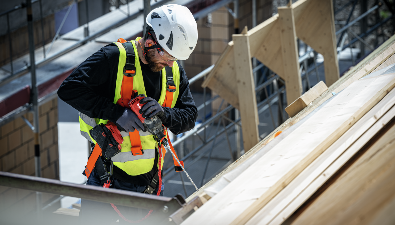 Handwerker auf der Baustelle beim verbinden von Holzelementen