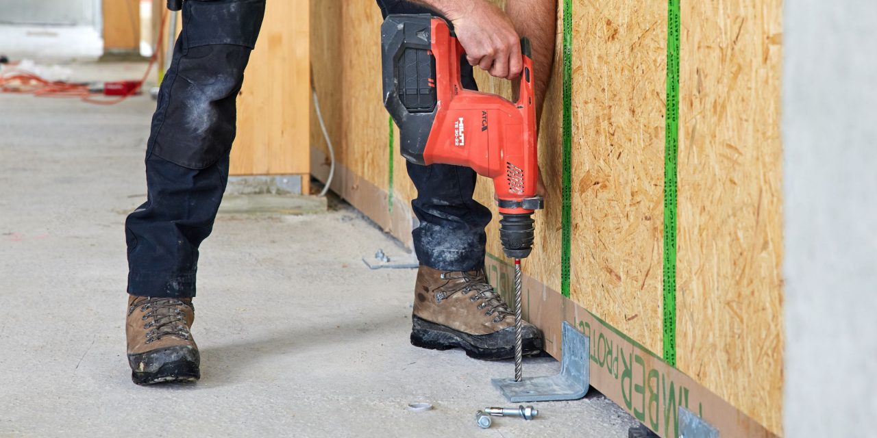 Arbeiter mit Hilti Akku-Bohrhammer