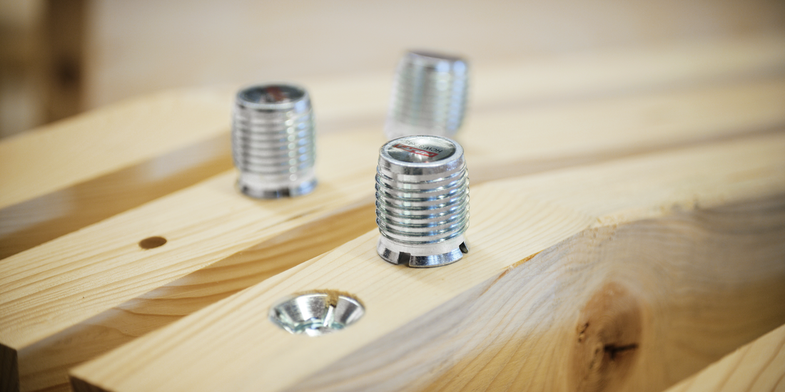 Hilti HCW Holzverbinder versenkt und auf Holz stehend