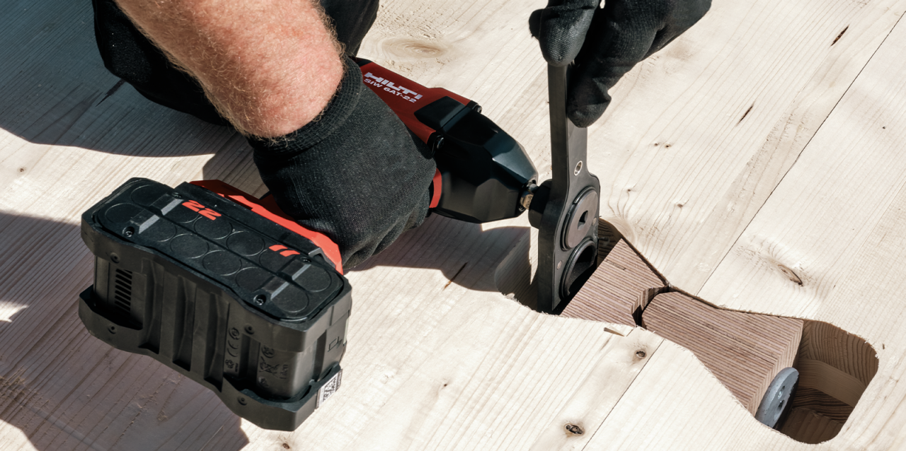 Arbeiter beim Verbinden von CLT Elementen mit Hilti P2P Verbinder
