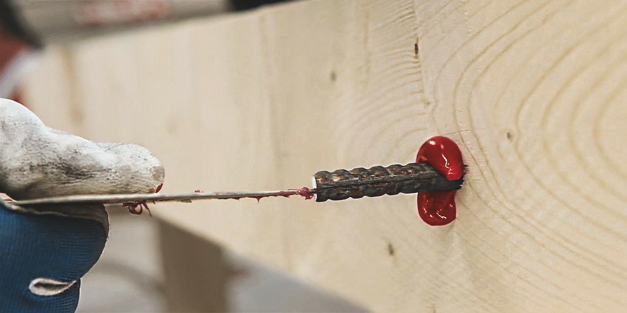 eingeklebte Gewindestange in Holz